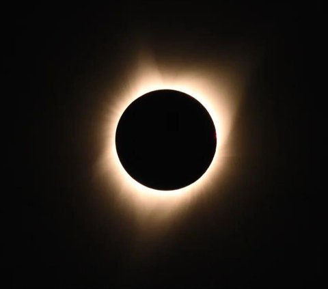 Unusual Phenomenon During the Total Solar Eclipse 2024 Before Eid al-Fitr