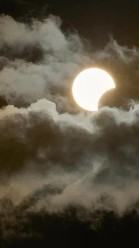 Unusual Phenomenon During the Total Solar Eclipse 2024 Before Eid al-Fitr