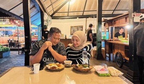 Terlihat keduanya tengah menikmati makanan khas angkringan ditemani semangkuk wedang ronde.<br>