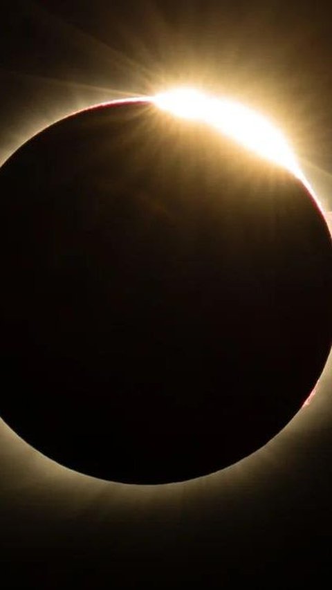 Unusual Phenomenon During the Total Solar Eclipse 2024 Prior to Idul Fitri