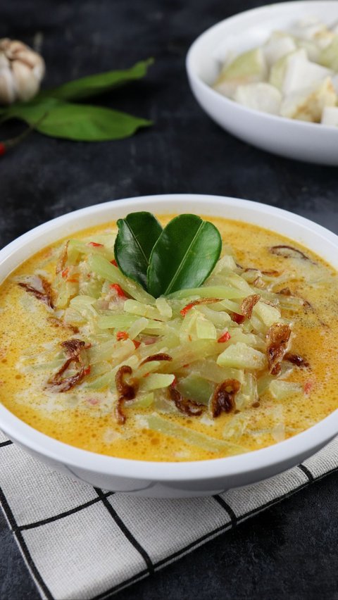 Recipe for Padang Rice Cake Vegetables with Siamese Pumpkin, a Warm Dish for the Holiday.