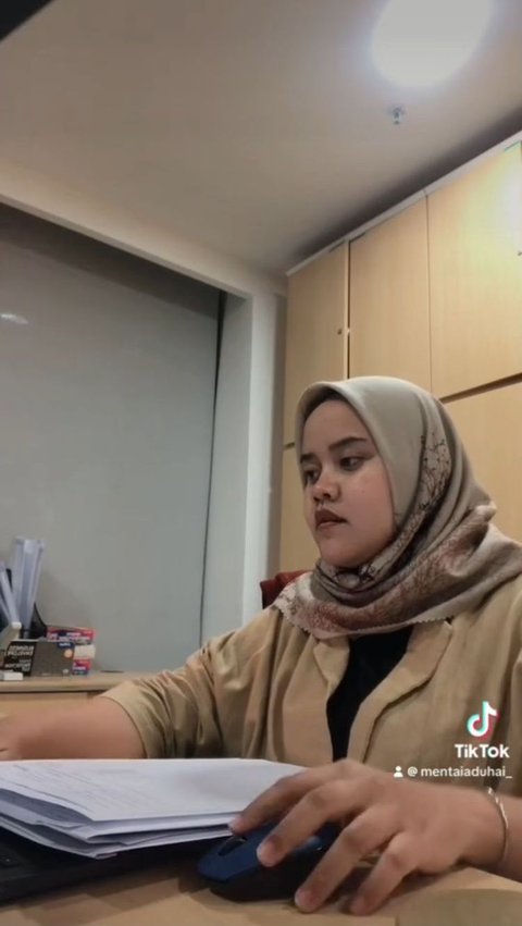 Momen Wanita Pertama Kali Berikan THR untuk Orang Tuanya Ini Viral, Bikin Haru