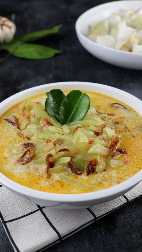 Padang Vegetable Ketupat Recipe with Chayote, Warm Dish for Hari Raya