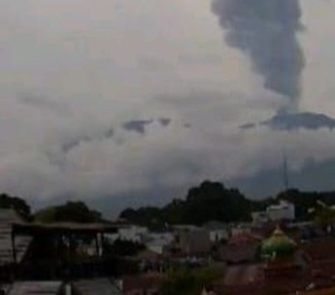 Gunung Marapi Erupsi, Muntahkan Abu Vulkanik Setinggi 1.500 Meter di Atas Puncak