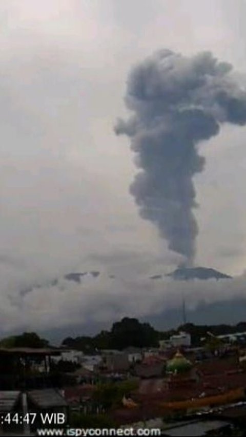 Gunung Marapi Erupsi, Muntahkan Abu Vulkanik Setinggi 1.500 Meter di Atas Puncak