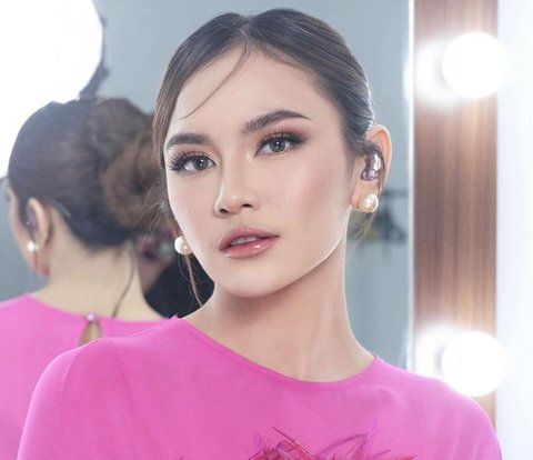 The Charm of Mahalini with All-Pink Makeup and Ombre Lips