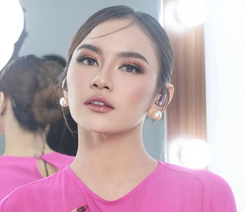 The Charm of Mahalini with All-Pink Makeup and Ombre Lips