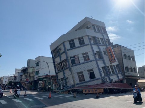 VIDEO Detik-Detik Gedung Ambruk Setelah Gempa 7,4 SR Guncang Taiwan