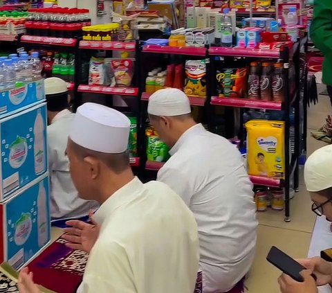 Viral! Tarawih Prayer Congregation in Bogor Overflows into Minimarket, Cashier Still Serves Customers, but Netizens Worry about the Fate of Employees