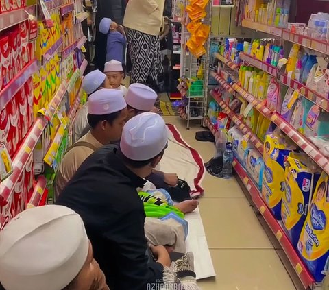 Viral! Tarawih Prayer Congregation in Bogor Overflows into Minimarket, Cashier Still Serves Customers, but Netizens Worry about the Fate of Employees