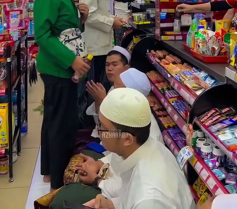 Viral! Tarawih Prayer Congregation in Bogor Overflows into Minimarket, Cashier Still Serves Customers, but Netizens Worry about the Fate of Employees