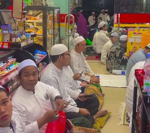 Viral! Tarawih Prayer Congregation in Bogor Overflows into Minimarket, Cashier Still Serves Customers, but Netizens Worry about the Fate of Employees