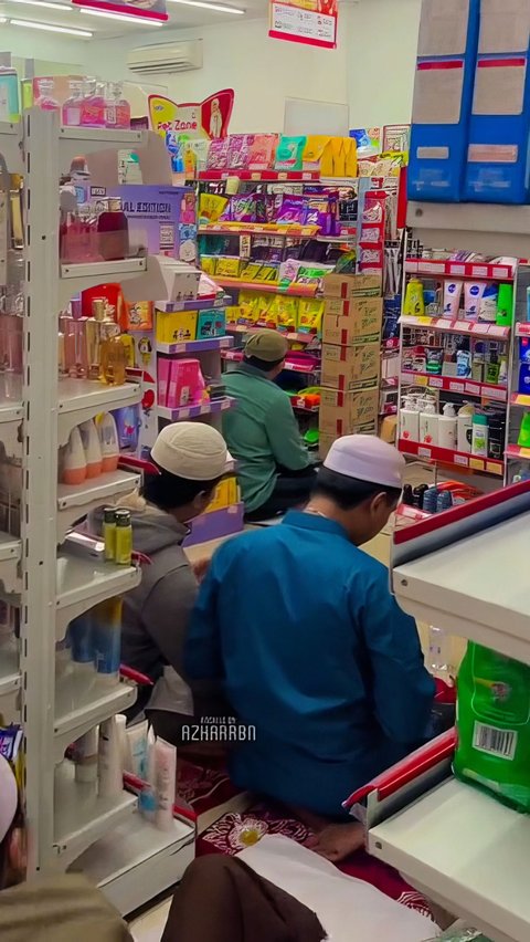 Viral! Tarawih Prayer Congregation in Bogor Overflowing into Minimarket, Cashier Still Serving Customers, but Netizens Concerned about Employee's Fate.