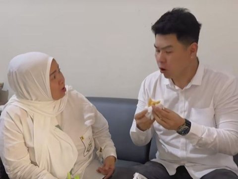 10 Portraits of Mama Elly and YouTuber Andy Sugar, Mother and Son Being Harmonious Despite Different Religions