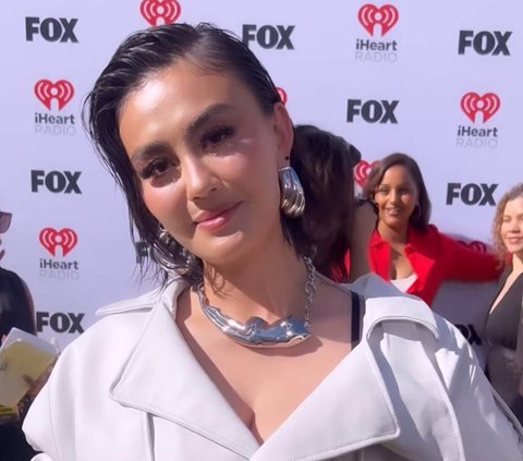 Penampilan Agnes Mo saat Hadiri iHeartRadio Music Awards 2024 di LA, Ada Momen Bocorkan Isi Tas