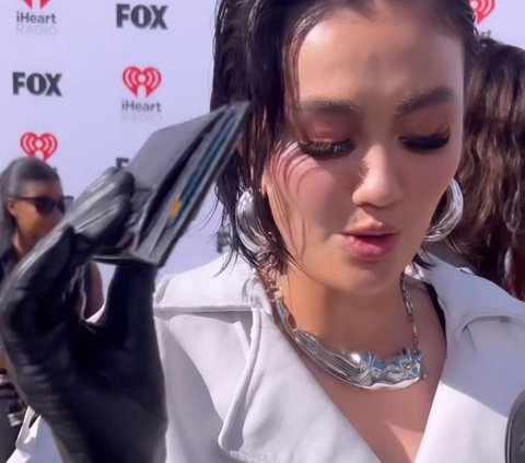 Penampilan Agnes Mo saat Hadiri iHeartRadio Music Awards 2024 di LA, Ada Momen Bocorkan Isi Tas