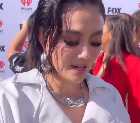 Penampilan Agnes Mo saat Hadiri iHeartRadio Music Awards 2024 di LA, Ada Momen Bocorkan Isi Tas