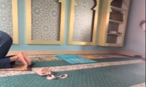 Viral Momen 2 Penumpang Kapal Lakukan Salat dengan Arah Beda Kiblat, Curi Perhatian