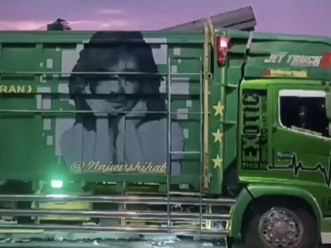 10 Moments Najwa Shihab Chasing Trucks with Her Face on Them