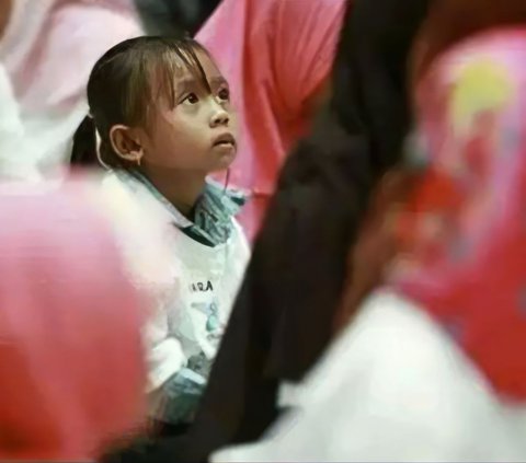 Store Employee Cries Uncontrollably, Unable to Hold Back Tears After Serving Orphan Who Shops for the First Time in a Mall