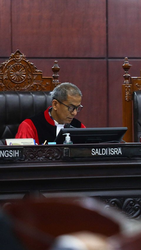 Hakim MK Saldi Isra Sentil Kuasa Hukum KPU: Enak Sekali Diam Saja<br>