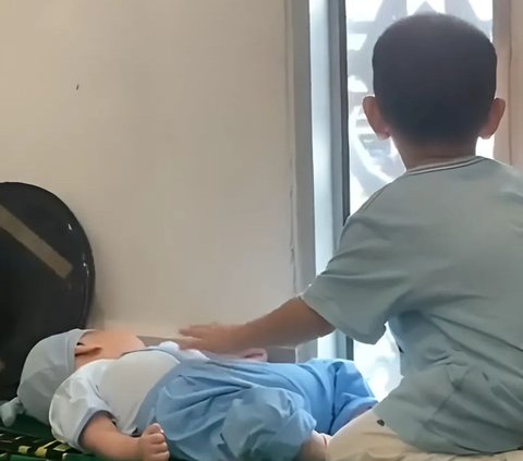 So Sweet, Older Sibling Takes Care of Baby While Parents Pray