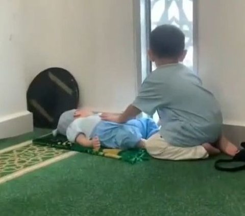 So Sweet, Older Sibling Takes Care of Baby While Parents Pray