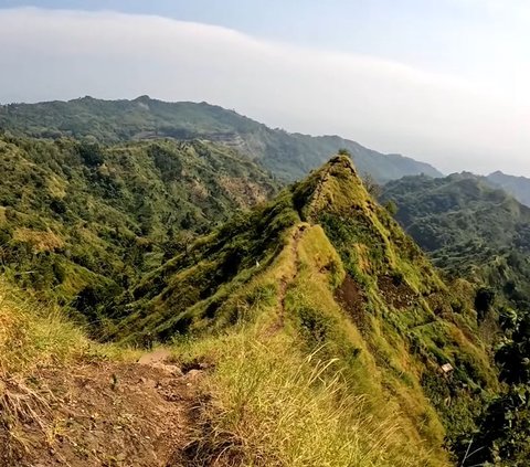 Pesona Gunung Tumpeng, Spot Terbaik Menyaksikan Matahari Terbit dan Terbenam yang Ekostis di Sukabumi