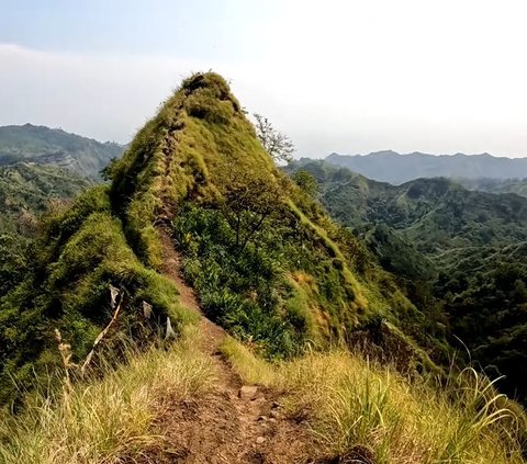 Pesona Gunung Tumpeng, Spot Terbaik Menyaksikan Matahari Terbit dan Terbenam yang Ekostis di Sukabumi