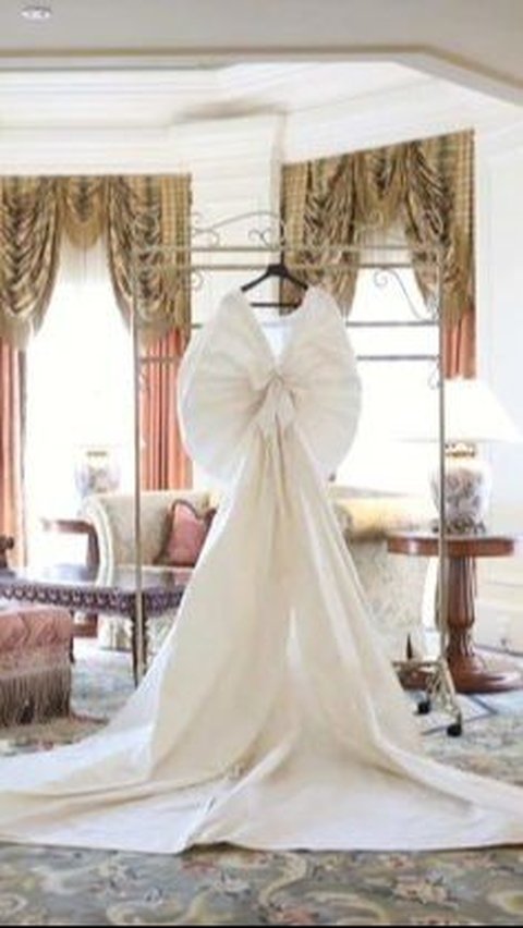The reception gown is very luxurious, to the point that it has wings.