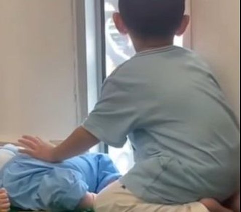 So Sweet, Older Sibling Takes Care of Baby While Parents Pray