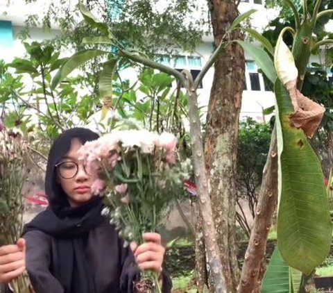 Jadi Tempat Curhat, Momen Wanita Datangi Makam Kekasihnya Ini Bikin Haru