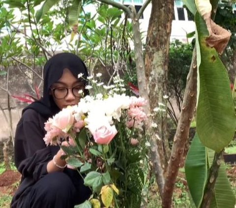 Jadi Tempat Curhat, Momen Wanita Datangi Makam Kekasihnya Ini Bikin Haru