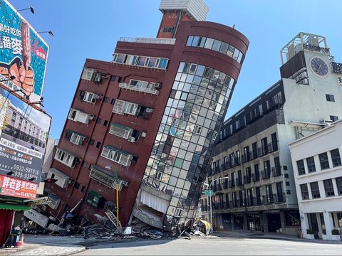 FOTO: Dahsyatnya Gempa Bumi Terkuat di Taiwan Sampai Bikin Gedung-Gedung Miring hingga Tujuh Orang Tewas dan 77 Lainnya Terjebak