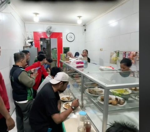 Viral Pria Borong Semua Makanan Satu Warteg, Bagi-Bagi Warga saat Sahur