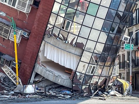 FOTO: Dahsyatnya Gempa Bumi Terkuat di Taiwan Sampai Bikin Gedung-Gedung Miring hingga Tujuh Orang Tewas dan 77 Lainnya Terjebak