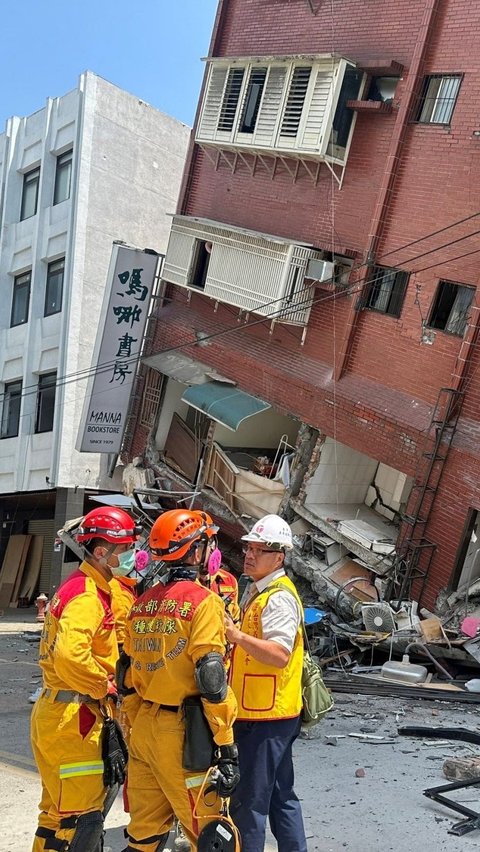 Gedung-gedung itu terlihat memiliki sudut kemiringan yang berbahaya sehingga sangat rawan untuk runtuh. Foto: Reuters