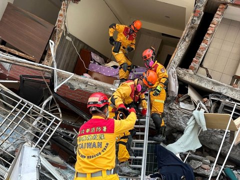 FOTO: Dahsyatnya Gempa Bumi Terkuat di Taiwan Sampai Bikin Gedung-Gedung Miring hingga Tujuh Orang Tewas dan 77 Lainnya Terjebak