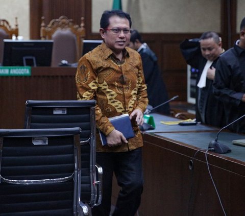 FOTO: Ekspresi Hasbi Hasan, Terdakwa Suap dan Gratifikasi Pengurusan Perkara di MA Tertunduk Lesu Setelah Divonis 6 Tahun Penjara