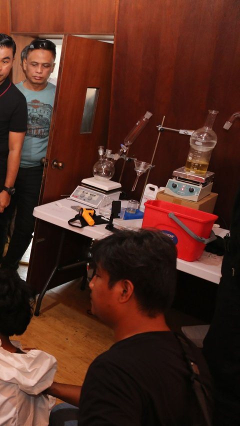 Polisi Gerebek Home Industri Pembuatan Sabu & Narkoba Jenis 'Happy Water' di Semarang
