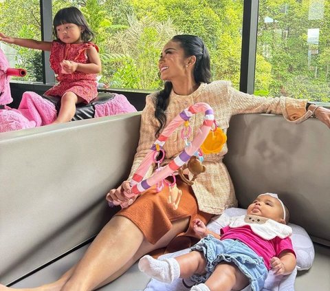 9 Photos of Kris Dayanti Caring for Her Two Grandchildren After Work, Ameena Only Asks for an Umbrella Chocolate