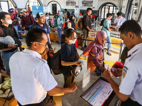 FOTO: Pemudik Mulai Padati Stasiun Pasar Senen, 42 Ribu Penumpang Kereta Sudah Meninggalkan Jakarta