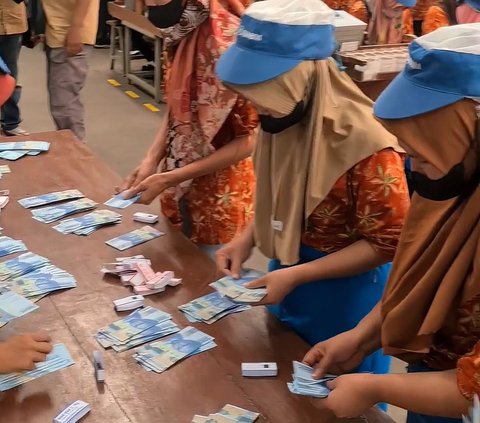 Viral! Daily and Contract Workers Counting Lebaran THR Money Worth Rp129 Billion, Revealing Their Income