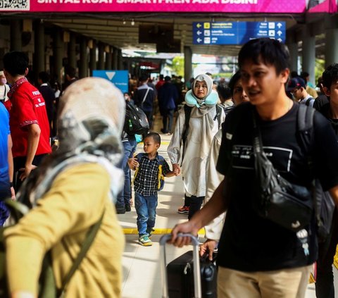 FOTO: Pemudik Mulai Padati Stasiun Pasar Senen, 42 Ribu Penumpang Kereta Sudah Meninggalkan Jakarta