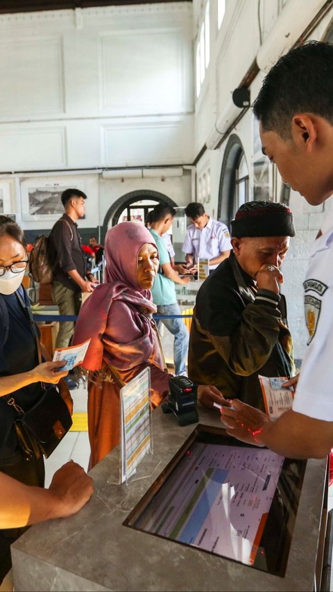 Calon penumpang melakukan pemeriksaan tiket di pintu masuk Stasiun Pasar Senen. Foto:  Liputan6.com / Angga Yuniar