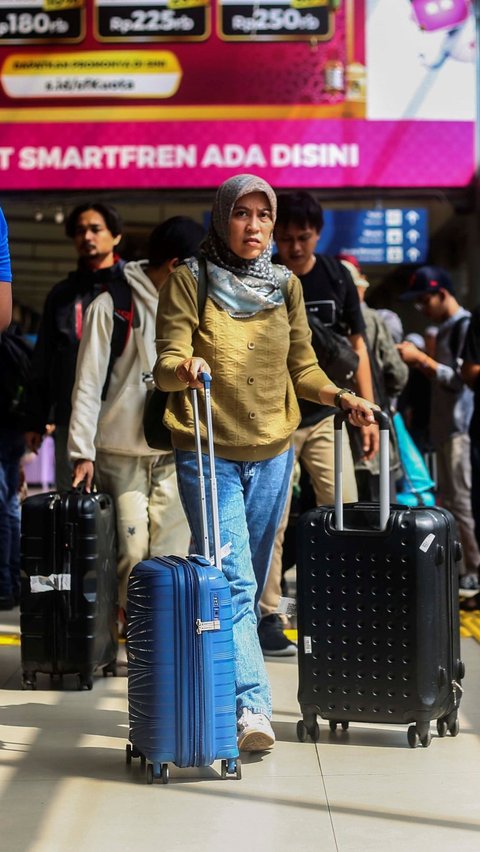 Pemudik membawa barang bawaannya saat memadati Stasiun Pasar Senen, Jakarta, Rabu (3/4/2024). Foto:  Liputan6.com / Angga Yuniar