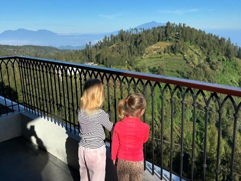 Momen Keseruan Marissa Nasution dan Keluarga Liburan ke Bromo, Potret Allie dan Ollie Gemesin Banget!