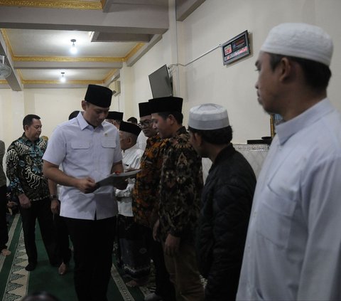 Menteri Agraria dan Tata Ruang/Kepala Badan Pertanahan Nasional (ATR/BPN), Agus Harimurti Yudhoyono (AHY) membagikan sertifikat tanah wakaf untuk sejumlah masjid dan musala di Jakarta di Masjid Sabilul Huda, Menteng Atas, Jakarta Selatan, Rabu (3/4/2024). Merdeka.com/Imam Buhori