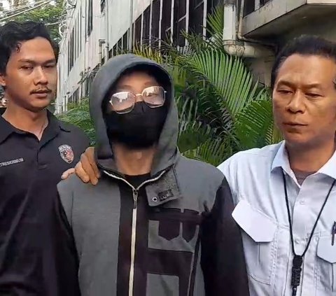 Polda Metro Jaya resmi menahan Anggota Damkar Jakarta Timur inisial SN selaku tersangka kasus dugaan pencabulan terhadap anak kandungnya.