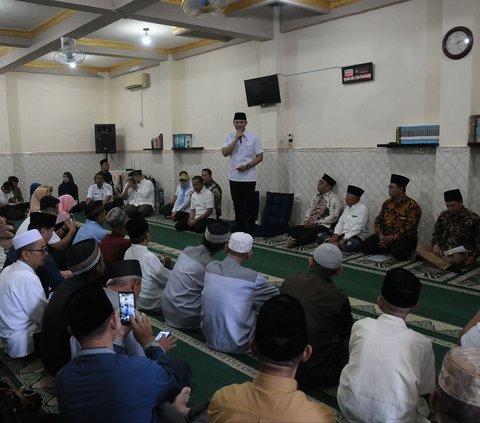 FOTO: Menteri AHY Bagikan Sertifikat Wakaf untuk Masjid dan Musala di Jakarta